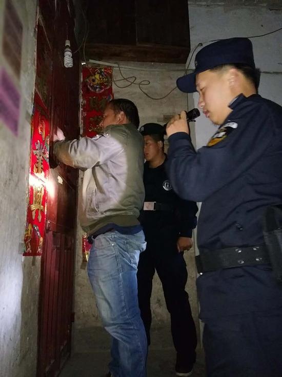 习水粗心妈妈误将幼女锁家中 